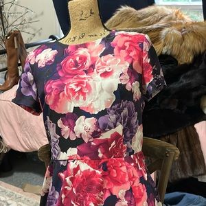 ELIZA J floral cap sleeve above the knee dress.  Princess seams Size 14 as new.